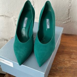 39 1/2 Prada Green Suede Pumps
